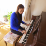 ピアノを弾く女性